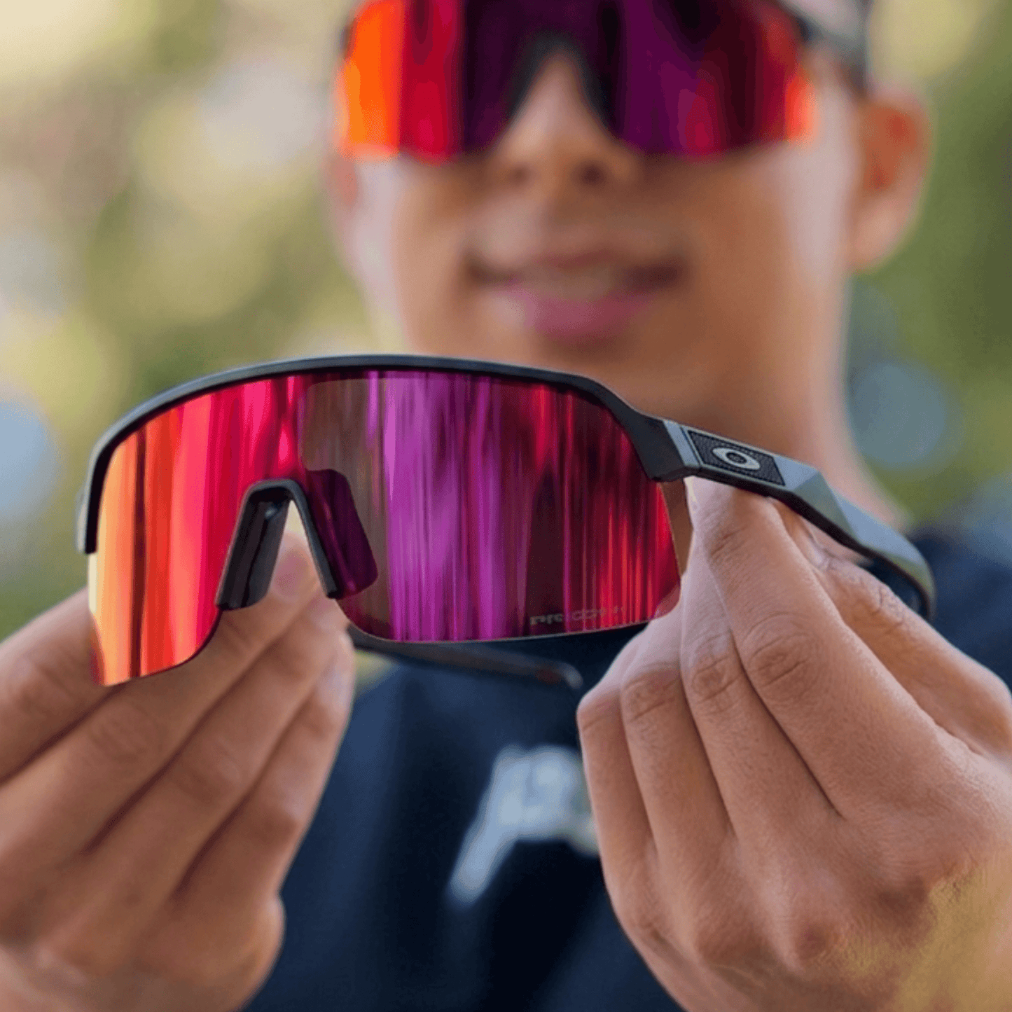 OAKLEY SUTRO LITE NEGRA - VISOR ROJO